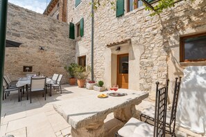 Outdoor dining - Villa with private pool in the medieval village Svetvincenat (Svetvinčenat)