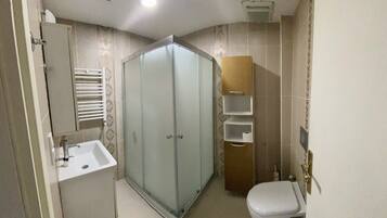 Family Room | Bathroom | Shower, free toiletries, hair dryer, slippers