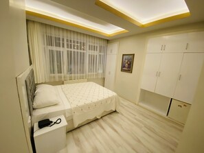 Habitación familiar | Sábanas de algodón egipcio, ropa de cama de alta calidad y escritorio 