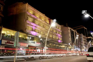 Overnatningsstedets facade – aften/nat