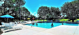 2022 6 PASSENGER GOLF CART Largest Beachwalk! 3bd/3ba. Sleeps 8, WITH LAKE VIEWS