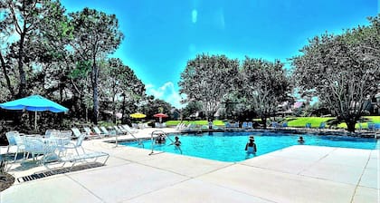 2022 6 PASSENGER GOLF CART Largest Beachwalk! 3bd/3ba. Sleeps 8, WITH LAKE VIEWS