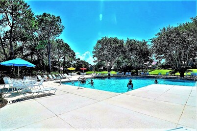 2022 6 PASSENGER GOLF CART Largest Beachwalk! 3bd/3ba. Sleeps 8, WITH LAKE VIEWS