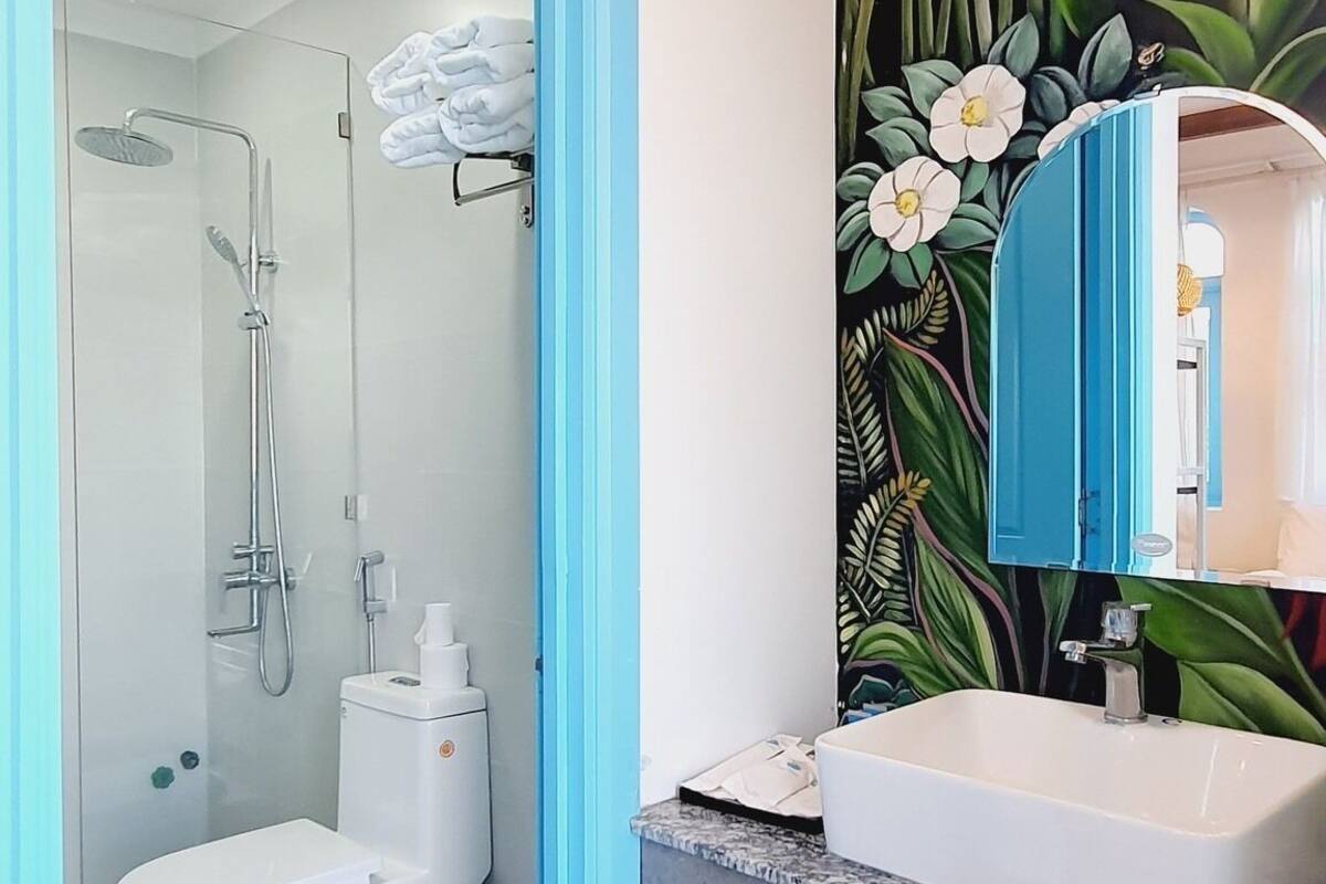 Dusj, designertoalettartikler, hårføner og badekåper
