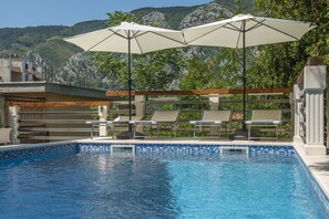 Piscina aquecida, espreguiçadeiras