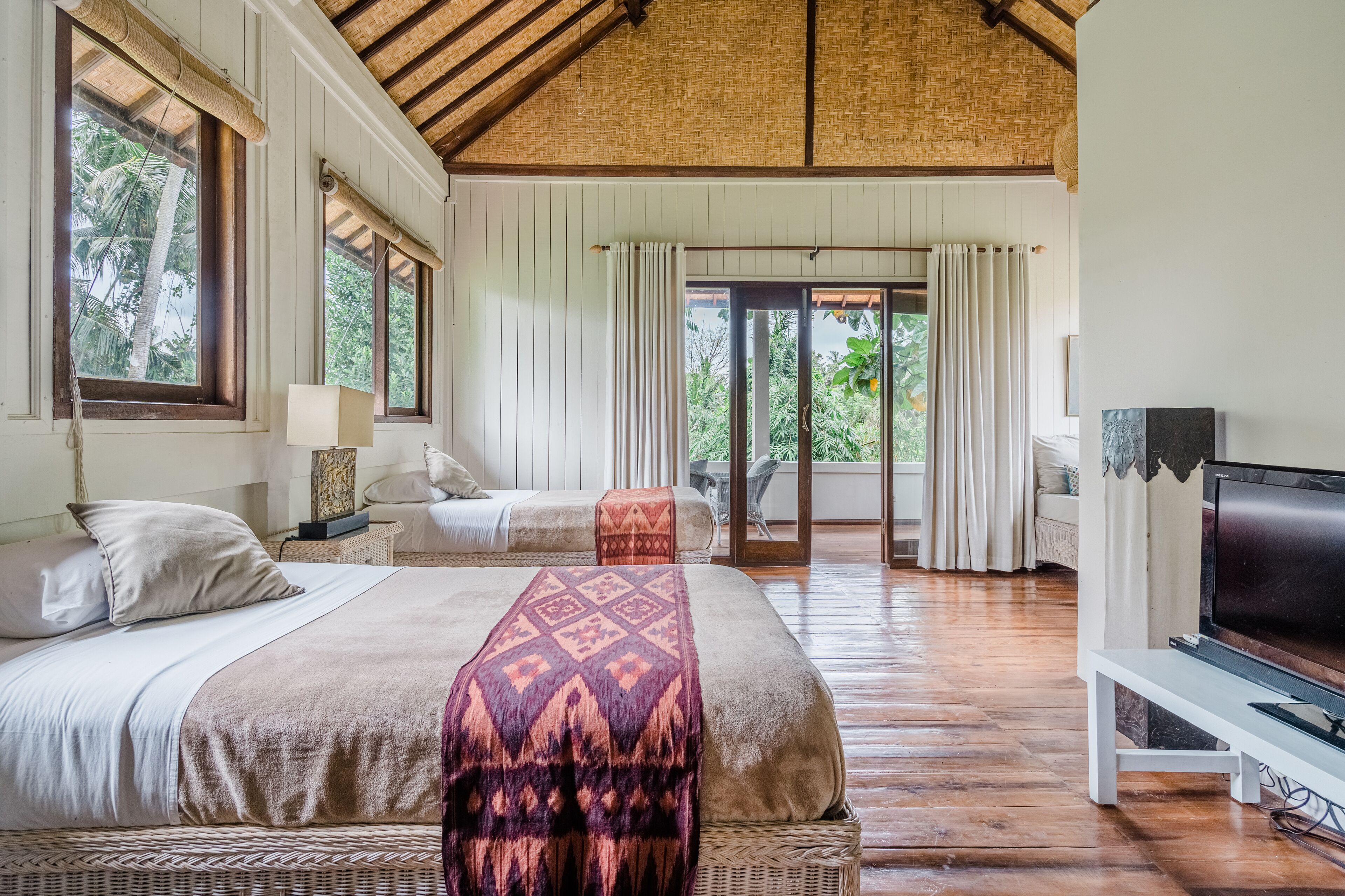 3 chambres, coffres-forts dans les chambres, bureau