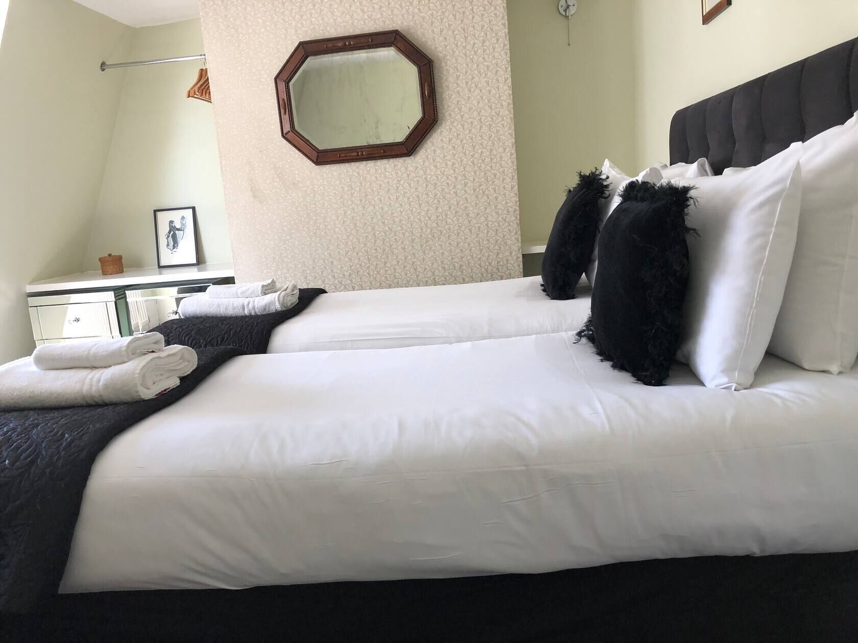 4 bedrooms, iron/ironing board, WiFi, bed sheets