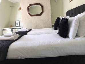 4 bedrooms, iron/ironing board, WiFi, bed sheets