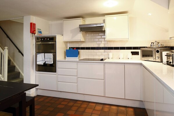 Fridge, microwave, oven, stovetop - NO LONGER AVAILABLE FOR RENTAL (Kemptown)