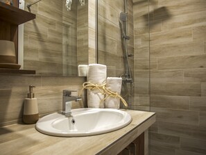 Dusche, Haartrockner, Handtücher, Seife