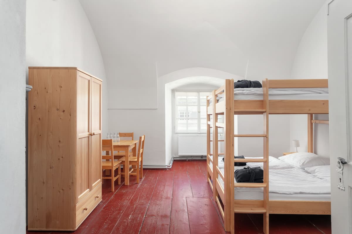 Vierpersoonskamer | Luxe beddengoed, Select Comfort-bedden, gratis wifi, beddengoed