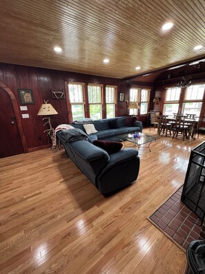 Smart TV, fireplace, DVD player, table tennis - Enjoy the Magic of the Catskills in your Private Lakefront Home (White Lake)