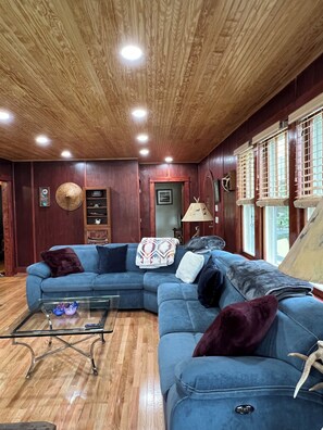 Smart TV, fireplace, DVD player, table tennis - Enjoy the Magic of the Catskills in your Private Lakefront Home (White Lake)