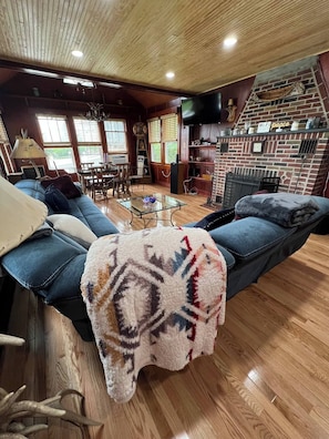 Smart TV, fireplace, DVD player, ping pong