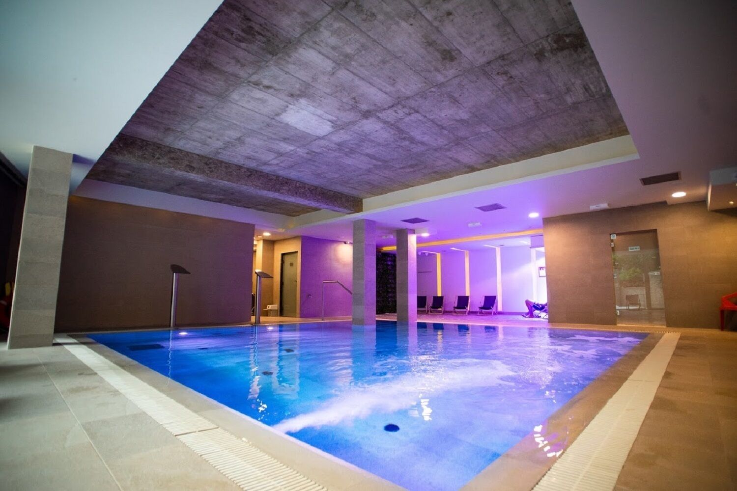 Innendørsbasseng, bassengtelt (inkludert) og solsenger