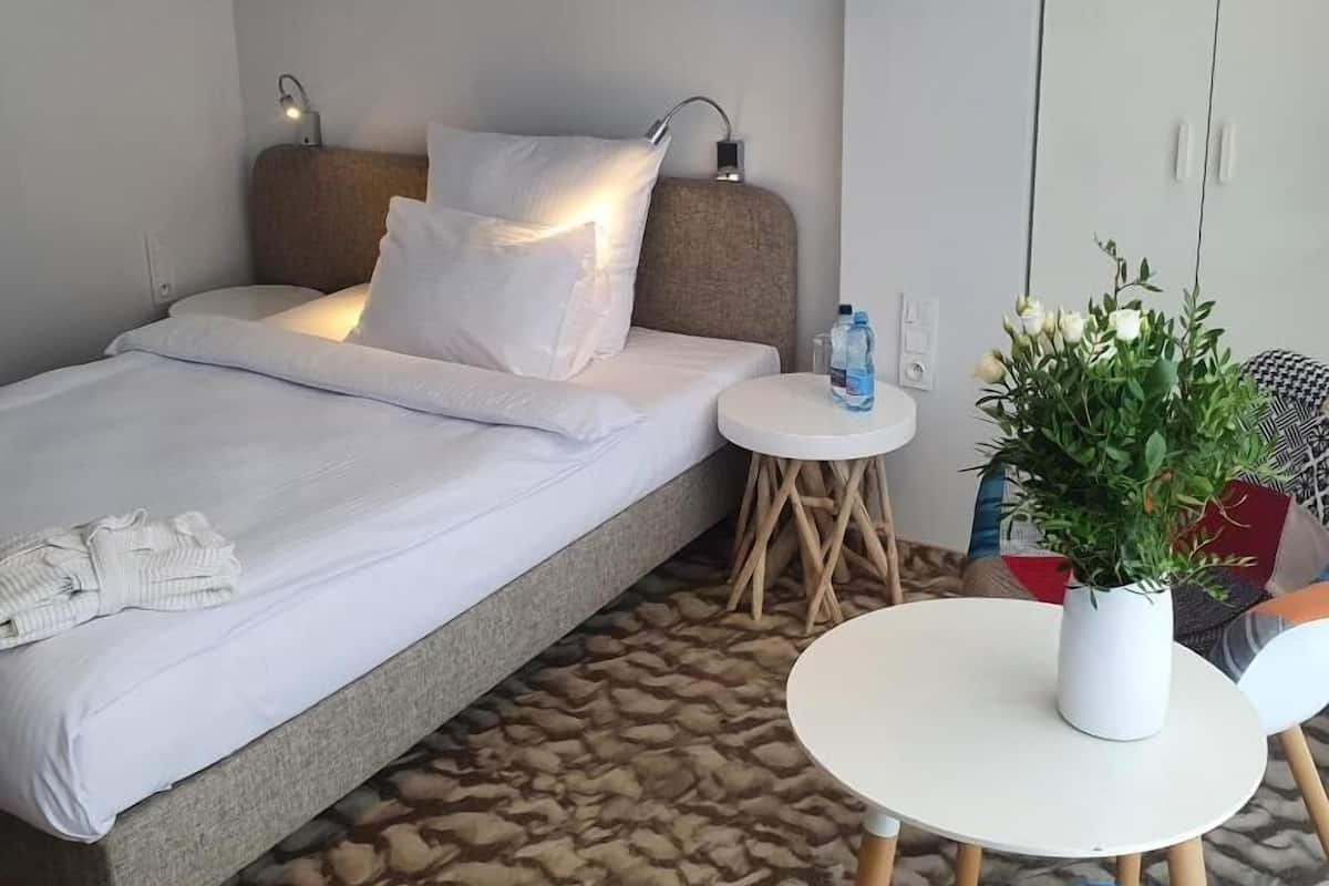 Single Room | 1 bedroom, in-room safe, desk, laptop workspace