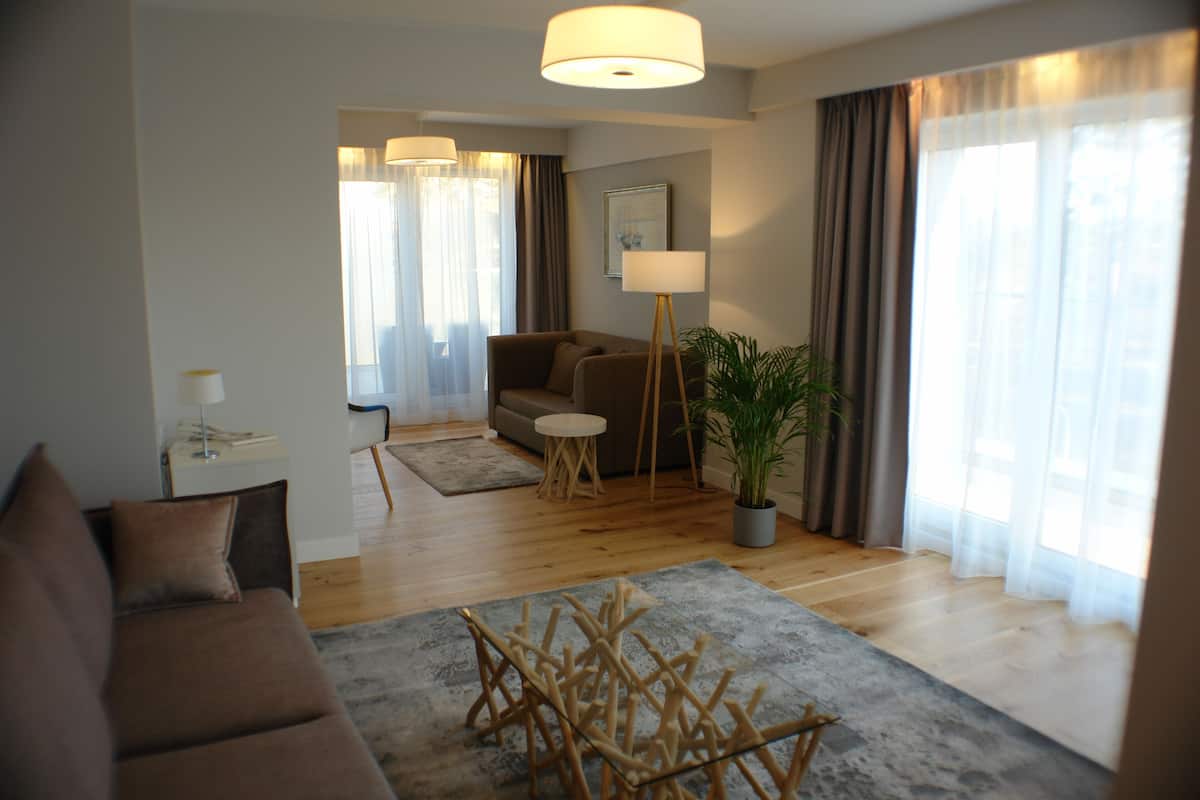 Apartment | Living area | 32-inch flat-screen TV with satellite channels, TV, books