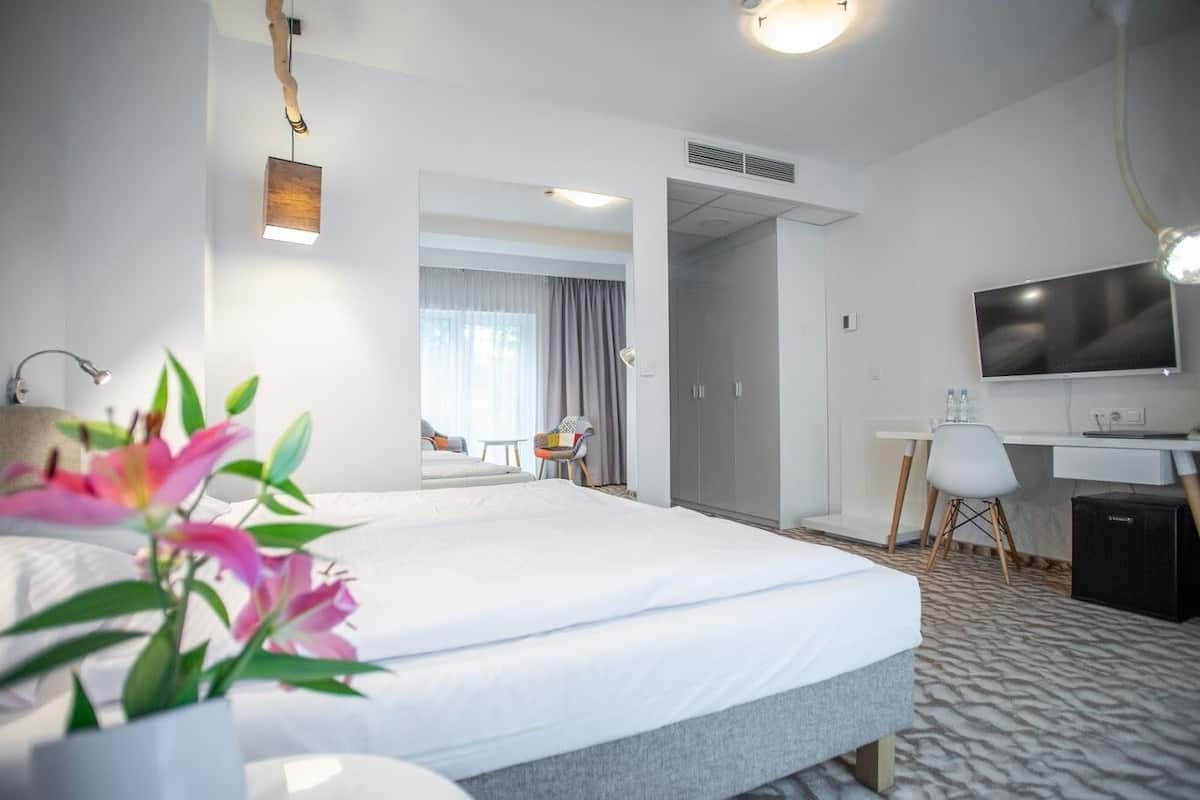 Double Room | 1 bedroom, in-room safe, desk, laptop workspace