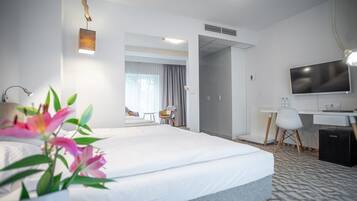 Dobbeltværelse | Pengeskab på værelset, skrivebord, arbejdsområde til bærbare computere