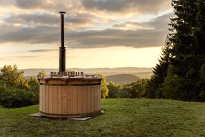 Outdoor spa tub - Hotel Zámeček Janovičky (Hermánkovice)