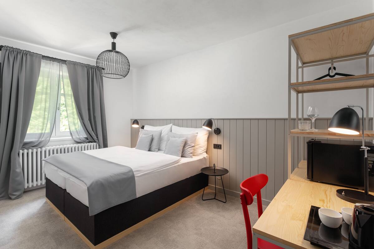 Tweepersoonskamer | Luxe beddengoed, Select Comfort-bedden, een minibar, een bureau