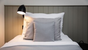 Eenpersoonskamer | Luxe beddengoed, Select Comfort-bedden, een minibar, een bureau