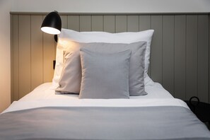 Quarto solteiro | Roupas de cama premium, camas Select Comfort, frigobar, escrivaninha