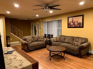 Smart TV, video games, foosball - Gorgeous Villa in Pocono nr Ski Slopes, Camelback, Kalahari w Games Rm & Hot tub (Pocono Summit)
