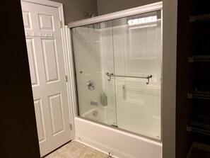 Ensemble douche/baignoire, sĂšche-cheveux, serviettes fournies, savon