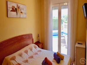 3 slaapkamers, een strijkplank/strijkijzer, gratis wifi, beddengoed