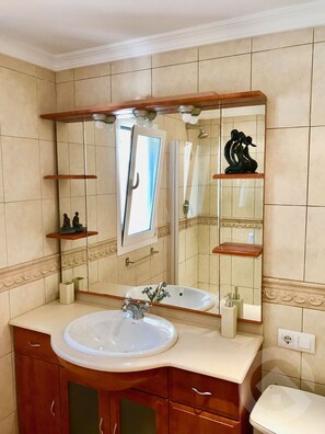 Een bad, een haardroger, handdoeken