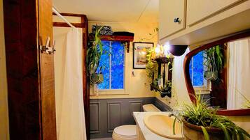 Combined shower/tub, hair dryer, towels, soap