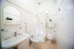 Bathroom - Lily Rimini (Rimini)