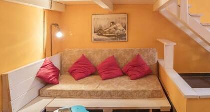self-catering apartment, a stone's throw from the Trevi Fountain