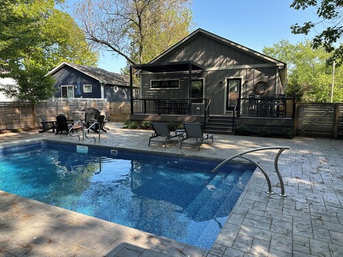 Red Oak-5 bedroom with in ground pool, fireplace-walk to restaurants