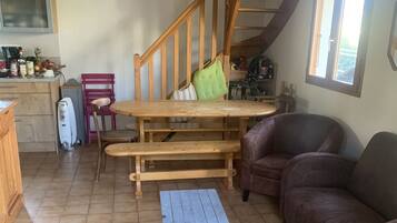 Télévision, cheminée, livres