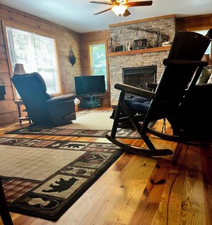 Interior - BearPaw Cabin- Charming and cozy cabin in the woods- WiFi-Pet Friendly-Secluded (Dillard)
