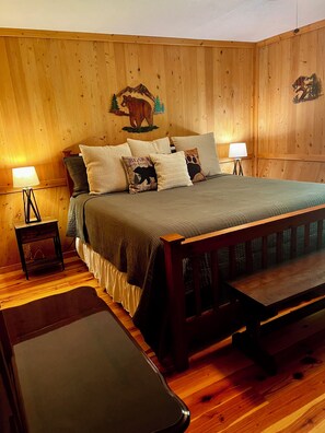 2 bedrooms, free WiFi, bed sheets - BearPaw Cabin- Charming and cozy cabin in the woods- WiFi-Pet Friendly-Secluded (Dillard)