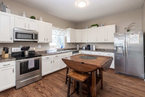 5 Bedroom 3200 Sq Ft House for Downtown Travelers!