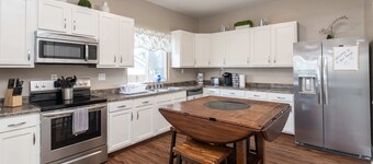 5 Bedroom 3200 Sq Ft House for Downtown Travelers!