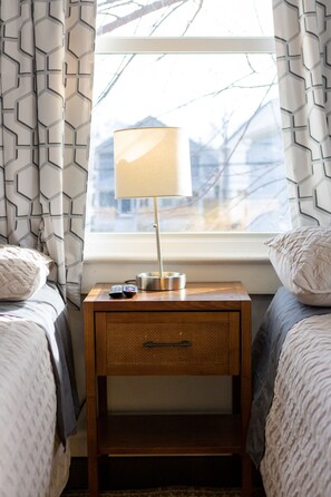5 bedrooms, iron/ironing board, WiFi, bed sheets