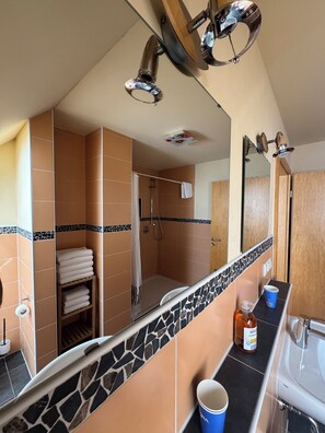 Shower, towels - Pension Mainsommer (Kemmern)