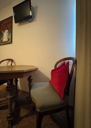 Individually furnished, desk, laptop workspace, free cribs/infant beds - Pension Mainsommer (Kemmern)