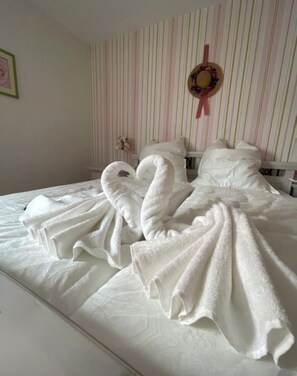 Individually furnished, desk, laptop workspace, free cribs/infant beds - Pension Mainsommer (Kemmern)