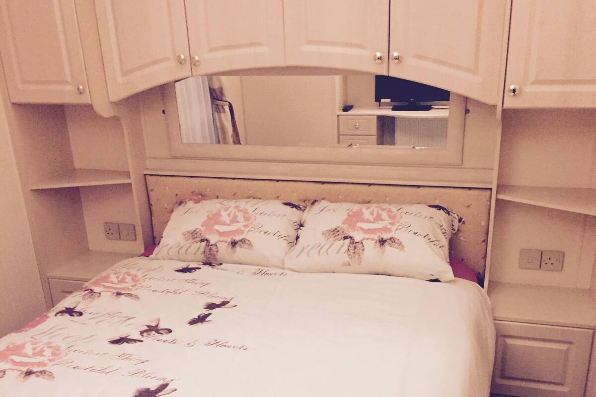 Prime Location Gold Plus Standard 6 Berth | WiFi (free)