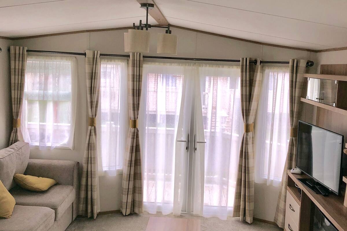 Platinum Standard Caravan, 8 Berth | Living area
