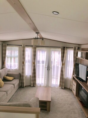 Platinum Standard Caravan, 8 Berth | Living area - SNDN Caravans (Skegness)