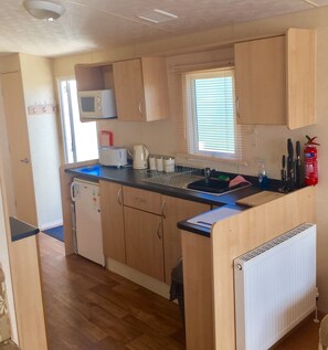 Fridge, microwave, oven, stovetop - SNDN Caravans (Skegness)