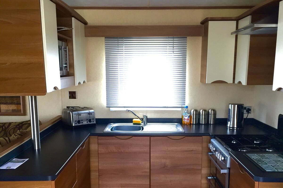 Prime Location Platinum Standard 8 Berth | Private kitchen | Fridge, microwave, oven, stovetop