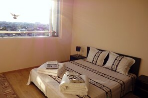 2 habitaciones, tabla de planchar con plancha, wifi y ropa de cama 